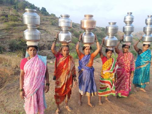 water scarcity: Women walk in the sun to fetch water | पाणीटंचाईच्या उष्ण झळा, हंडाभर पाण्यासाठी उन्हात महिलांची पायपीट