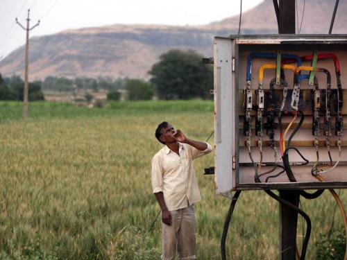 Lessons are given to farmers on water balance, electricity consumption during Rabi season | रब्बी हंगामात नियोजित वीज वापराचे शेतकऱ्यांना दिले जाताहेत धडे