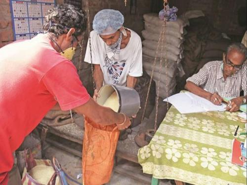 How much food will families in Mumbai-Thane get free according to the ration card? | मुंबई-ठाण्यातील कुटुंबांना शिधापत्रिकेनुसार कोणतं धान्य किती मिळणार मोफत?