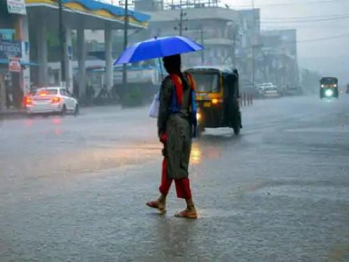 In these 6 districts of Marathwada, there is a chance of rain with stormy winds, heavy rain for the next two days.. | मराठवाड्यातील या ६ जिल्ह्यांमध्ये वादळी वाऱ्यासह पावसाची शक्यता, पुढील दोन दिवस मुसळधार..