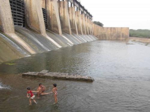 Under the water table in this project, evapotranspiration increased due to intense heat | या प्रकल्पातील पाणीपातळी जोत्याखाली, उन्हाच्या तीव्रतेने बाष्पीभवन वाढले