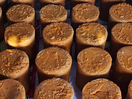 Jaggery deal started at Rs 4 thousand 100 per quintal | ४ हजार १०० रुपये प्रतिक्विंटलने गुळाच्या सौद्यास प्रारंभ