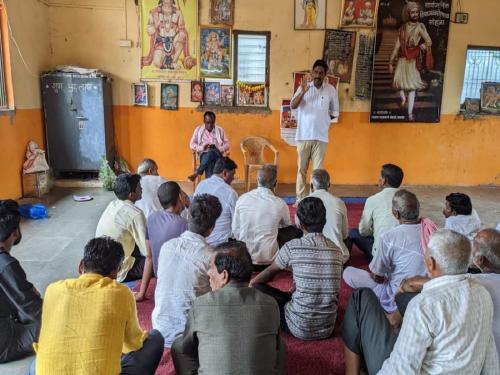 Guidance on Management of Conch Snail by Krishi Vigyan Kedra Hingoli experts in workshop at Navkha Kalmanuri | हिंगोली केव्हीकेतर्फे शेतकऱ्यांना शंखी गोगलगाय व्यवस्थापनाचे मार्गदर्शन