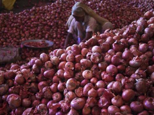 How many quintals of onions arrived in the onion market today? What price did you get? | आज कांदा बाजारात किती क्विंटल कांद्याची आवक झाली? काय भाव मिळाला‌?