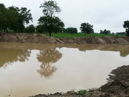 Amid water scarcity, 12 storage ponds in Latur under cultivation | पाणीटंचाईचे सावट गडद, लातूरमधील १२ साठवण तलाव जोत्याखाली