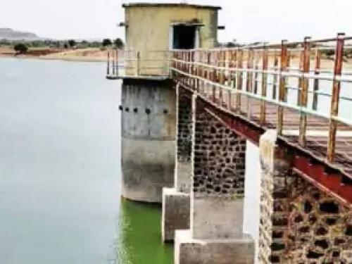 13 dams in Nashik are thirsty! | नाशिकमधील १३ धरणे तहानलेलीच !