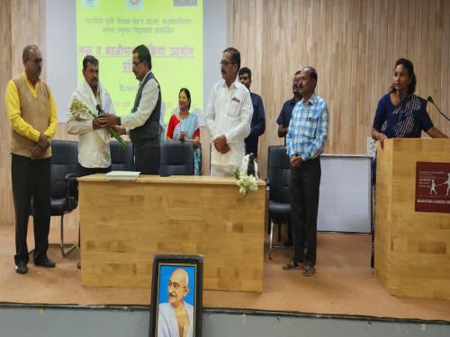 MGM Krishi Vigyan Kendra felicitates the Millionaire Farmer of India | एमजीएम कृषि विज्ञान केंद्रात मिलेनियर फार्मर ऑफ इंडिया चा सत्कार