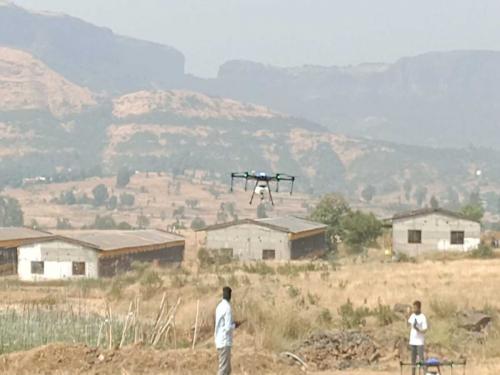 Nano urea spraying on tomato crop by drone what is nano urea in agri sector | ड्रोनद्वारे नॅनो युरियाची पिकावर फवारणी, नॅनो युरियाबद्दल ए टू झेड माहिती एका क्लिकवर 