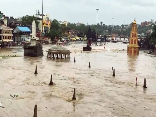 Heavy rains in Nashik, floods rivers and streams | नाशिकमध्ये धो धो बरसला, नद्या नाल्यांना पूर