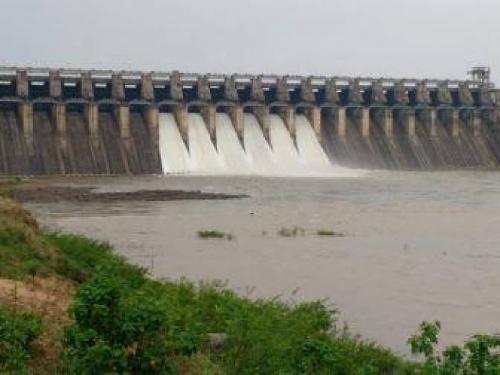 Unless Ujani Dam is 70 percent full, water for agriculture is off, farmers are worried | उजनी धरण ७० टक्के भरल्याशिवाय शेतीसाठी पाणी बंद, शेतकऱ्यांमध्ये चिंता