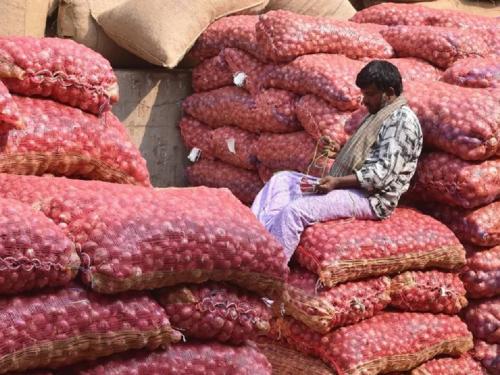 Farmers angry over 40% export duty on onion, Rahuru protests | कांद्यावरील ४०% निर्यात शुल्कामुळे शेतकरी संतप्त, राहुरीत तीव्र आंदोलन