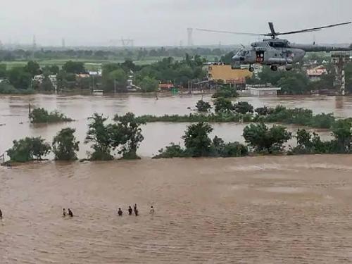 Water levels in dams in Vidarbha rise, seepage, crop damage | विदर्भातील धरणांमधील पाणी पातळी वाढली, विसर्ग सुरू, पिकांचे मोठे नुकसान