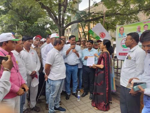 Latest News Pik Vima Yojna March for crop insurance today at the Agriculture Commissioner's office in Pune | Pik Vima Yojna : पीक विम्यासाठी कृषी आयुक्तालयासमोर आंदोलन, दहा दिवसांचा अल्टिमेटम  