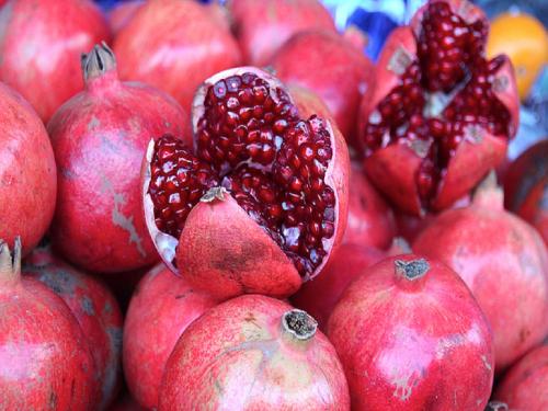 Jalgaon Nimbati's pomegranate fetched the highest price | जळगाव निंबायतीच्या डाळिंबाला मिळाला सर्वाधिक भाव