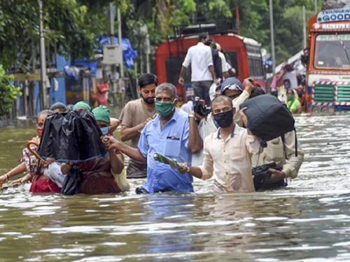 In Akola district, landslides, rivers, and canals flooded, one person was swept away | अकोला जिल्ह्यात कोसळधार, नदी, नाल्याना पूर, एक जण गेला वाहून