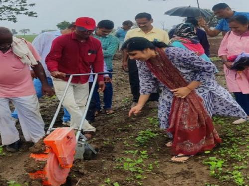 Demonstration inspection of sowing by going directly to the field by the Divisional Commissioner | विभागीय आयुक्तांनी थेट शेतात जाऊन केली पेरणी प्रात्यक्षिक पाहणी