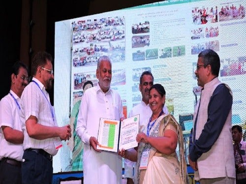 Engineer Smita Solanki of Parbhani Agricultural University honored with National Animal Friend Award | परभणी कृषि विद्यापीठातील अभियंता स्मिता सोलंकी यांचा राष्ट्रीय प्राणीमित्र पुरस्काराने सन्मान