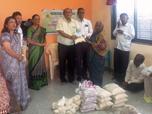 Seed distribution of improved varieties of sorghum by Sorghum Research Center of Parbhani Agricultural University | परभणी कृषी विद्यापीठाच्या ज्वार संशोधन केंद्राकडून ज्वारीच्या सुधारित वाणाचे बियाणे वाटप