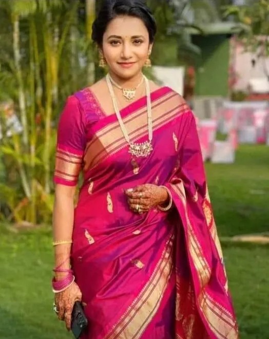 Maharashtrian bride in traditional nauvari look in pink nauvari saree for  her vidhi and phera… | Traditional outfits, Bridal hairstyle indian  wedding, Nauvari saree