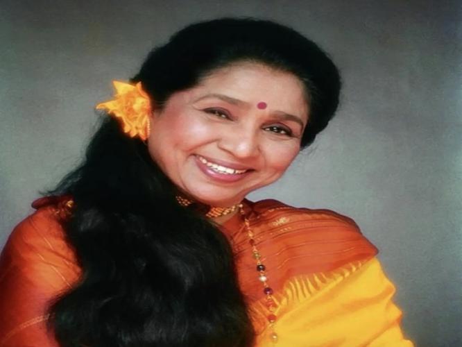 केसांत माळलेलं फूल-गालावर खळी आणि सिल्कची सुंदर साडी.. आशाताईंचं हे रुप कसं कोण विसरेल? केसांत माळलेलं फूल-गालावर खळी आणि सिल्कची सुंदर साडी.. आशाताईंचं हे रुप कसं कोण विसरेल?