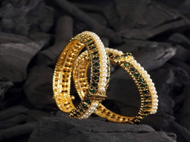 हातही दिसतात सुंदर, फक्त योग्य बांगड्या निवडा - पाहा साडी ते जिन्स कशावर काय सुट होते हातही दिसतात सुंदर, फक्त योग्य बांगड्या निवडा - पाहा साडी ते जिन्स कशावर काय सुट होते