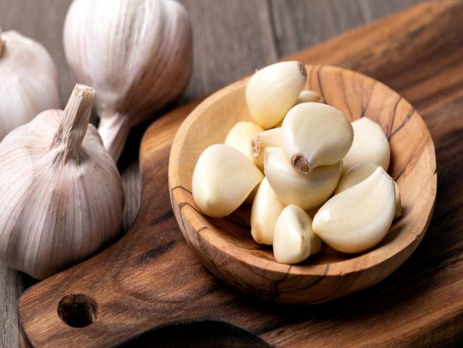 भरपूर लसूण सोलला की हातांचा तीव्र गंध जात नाही? ८ उपाय - जळजळ आणि वास दोन्ही त्रास कमी... भरपूर लसूण सोलला की हातांचा तीव्र गंध जात नाही? ८ उपाय - जळजळ आणि वास दोन्ही त्रास कमी...