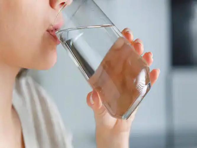 कुठल्या धातूच्या भांड्यातून पाणी पिणं फायद्याचं? पाहा आयुर्वेदिक सल्ला, वात-पित्त-कफ प्रकृतीनुसार निवडा धातू... कुठल्या धातूच्या भांड्यातून पाणी पिणं फायद्याचं? पाहा आयुर्वेदिक सल्ला, वात-पित्त-कफ प्रकृतीनुसार निवडा धातू...