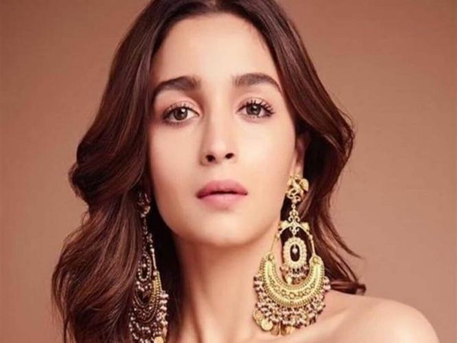 गुलाबी गाल-चेहऱ्यावर चमक आणि परफेक्ट फिगर! आलिया भटच्या सौंंदर्यांचं सिक्रेट- फक्त ५ गोष्टी गुलाबी गाल-चेहऱ्यावर चमक आणि परफेक्ट फिगर! आलिया भटच्या सौंंदर्यांचं सिक्रेट- फक्त ५ गोष्टी