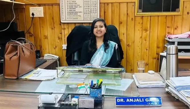 स्वप्नांसाठी काय पण! रुग्णालयात १२ तास ड्युटी करतानाच UPSC ची तयारी, डॉक्टर झाली IAS स्वप्नांसाठी काय पण! रुग्णालयात १२ तास ड्युटी करतानाच UPSC ची तयारी, डॉक्टर झाली IAS