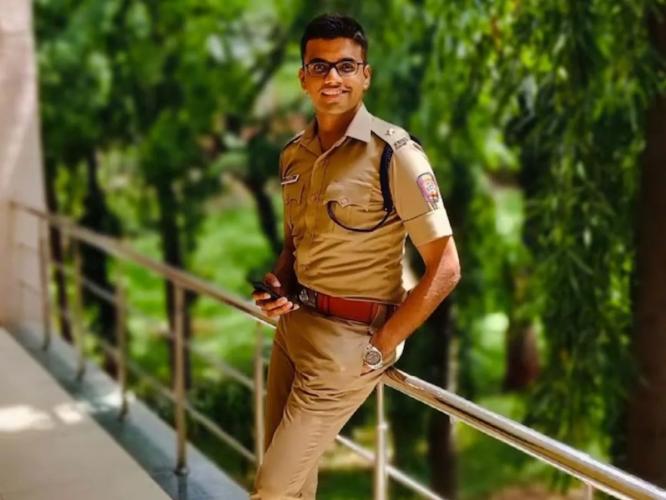 IPS Archit Chandak : देशसेवेचं स्वप्न! तब्बल ३५ लाखांचं पॅकेज नाकारलं अन् पहिल्याच प्रयत्नात IPS, पत्नीही आहे IAS IPS Archit Chandak : देशसेवेचं स्वप्न! तब्बल ३५ लाखांचं पॅकेज नाकारलं अन् पहिल्याच प्रयत्नात IPS, पत्नीही आहे IAS