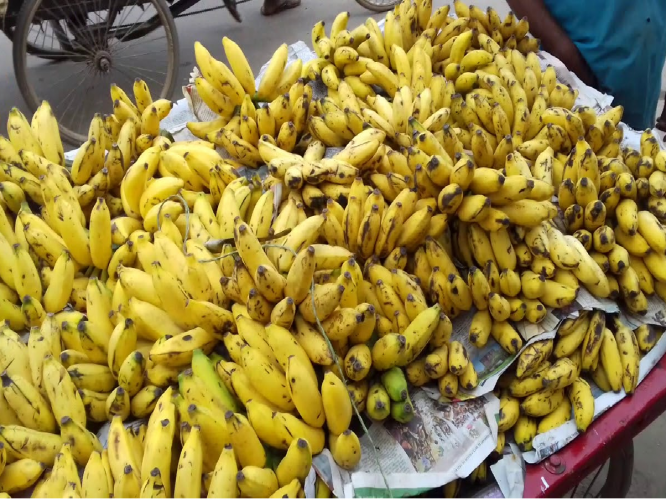 ४० रुपये डझन केळी देते महागडे एनर्जी ड्रिंक आणि सप्लिमेण्टपेक्षा जास्त ताकद, पाहा रोज १ केळ खाण्याचे फायदे