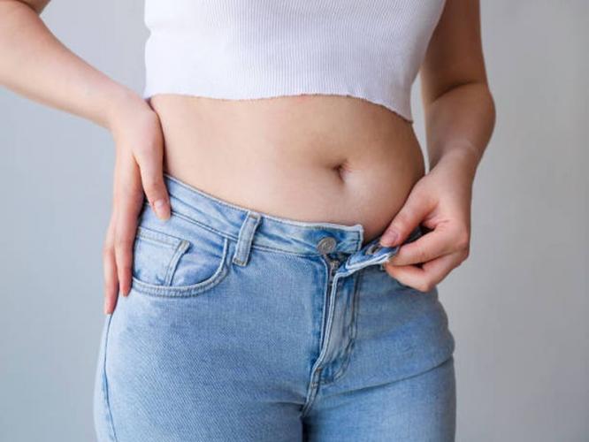 सुटलेलं पोट लपवणारे ६ ट्रेंडी स्टायलिश कपडे, बेली फॅटचं टेंशनच नाही, दिसाल एकदम फिट!