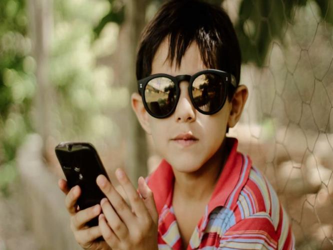 मोबाईल फोन नाही दिला तर मुले रडतात, दंगा करतात? ७ टिप्स, सुटेल मोबाईलची सवय मोबाईल फोन नाही दिला तर मुले रडतात, दंगा करतात? ७ टिप्स, सुटेल मोबाईलची सवय