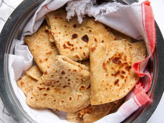 डब्यात ठेवलेल्या गरम चपात्या सादळू नयेत म्हणून ५ टिप्स, एकही चपाती ...