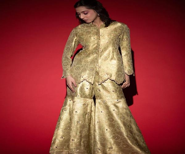 जुन्या बनारसी साड्यांचे शिवा सुंदर Co-ord Sets! स्टायलिश, ट्रेण्डी लूक देणारे ७ सुंदर डिझाईन्स... जुन्या बनारसी साड्यांचे शिवा सुंदर Co-ord Sets! स्टायलिश, ट्रेण्डी लूक देणारे ७ सुंदर डिझाईन्स...