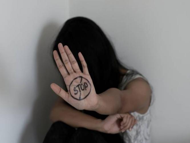 प्रत्येक महिलेच्या मोबाइलमध्ये सेव्ह असायलाच हवेत ६ इमर्जन्सी नंबर, घरी-बाहेर सगळीकडे सुरक्षित राहा प्रत्येक महिलेच्या मोबाइलमध्ये सेव्ह असायलाच हवेत ६ इमर्जन्सी नंबर, घरी-बाहेर सगळीकडे सुरक्षित राहा