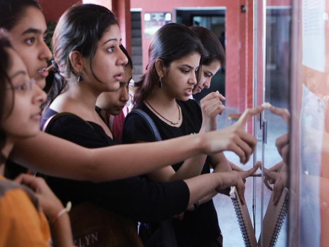 आईबाबा, जरा धिरानं घ्या! निकालानंतर मुलांशी बोलताना लक्षात ठेवा ५ गोष्टी-इथं चुकलात तर.. आईबाबा, जरा धिरानं घ्या! निकालानंतर मुलांशी बोलताना लक्षात ठेवा ५ गोष्टी-इथं चुकलात तर..