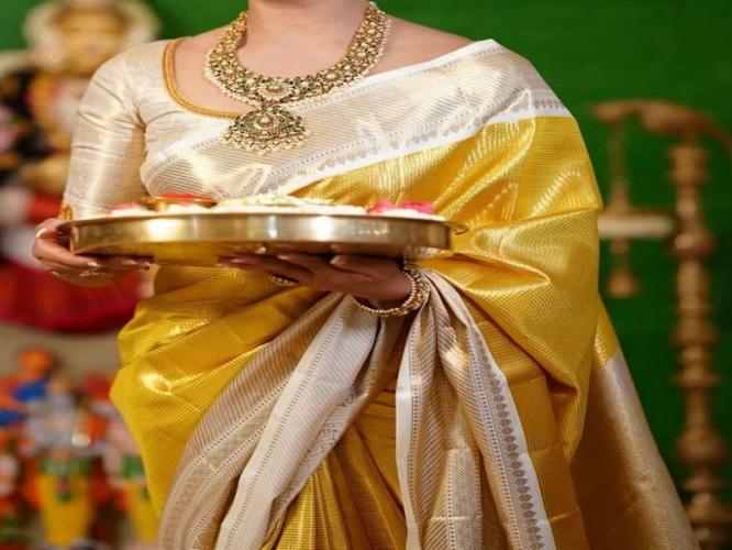 साडी घेताना रंग-कापड बघताच, मात्र काठाचा प्रकारही तपासून घ्या, पाहा किती प्रकारचे काठ असतात.. साडी घेताना रंग-कापड बघताच, मात्र काठाचा प्रकारही तपासून घ्या, पाहा किती प्रकारचे काठ असतात..