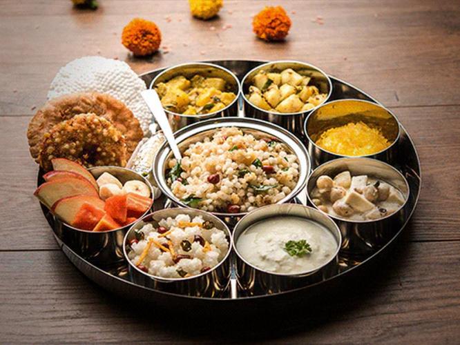 Vat Purnima Vrat 2025: व्रताच्या दिवशी काय खावे? पाहा काय खाल्याने शरीराला थकवा अजिबात जाणवणार नाही Vat Purnima Vrat 2025: व्रताच्या दिवशी काय खावे? पाहा काय खाल्याने शरीराला थकवा अजिबात जाणवणार नाही