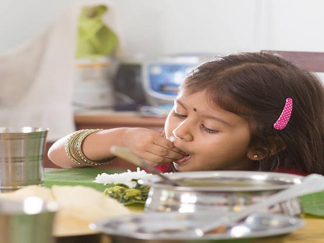 पावसाळ्यात लहान मुलांना खाऊ घाला 'हे' पौष्टिक पदार्थ, उघडे शिळे टाळा, आजारपण फिरकणारही नाही पावसाळ्यात लहान मुलांना खाऊ घाला 'हे' पौष्टिक पदार्थ, उघडे शिळे टाळा, आजारपण फिरकणारही नाही