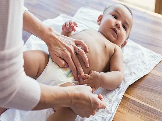 बाळांना एकदा डायपर घातल्यावर किती वेळानं बदलावं? डॉक्टर सांगतात, डायपरची सोय पडतेय महागात...