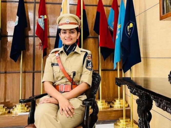 Divya Tanwar : कडक सॅल्यूट! आधी IPS आणि नंतर IAS; आईने मजुरी करून शिकवलं, लेकीने कष्टाचं सोनं केलं