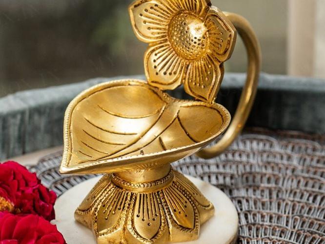पितळी समया-निरांजनवर काळेकुट्ट मेणचट थर? ४ सोप्या टिप्स-न घासताच दिवे उजळतील लख्ख पितळी समया-निरांजनवर काळेकुट्ट मेणचट थर? ४ सोप्या टिप्स-न घासताच दिवे उजळतील लख्ख
