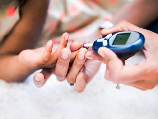 Diabetes Signs in Kids : मुलांनाही डायबिटिसचा धोका-ओळखा ७ लक्षणं, मुलांचं वजन वाढत असेल तर व्हा सावध Diabetes Signs in Kids : मुलांनाही डायबिटिसचा धोका-ओळखा ७ लक्षणं, मुलांचं वजन वाढत असेल तर व्हा सावध
