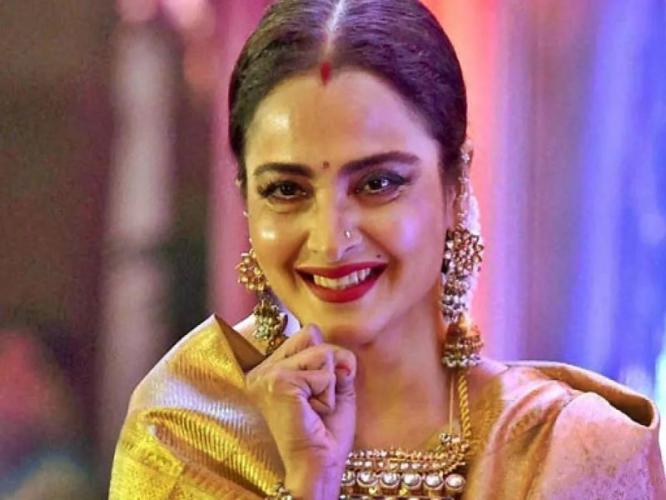 स्वतःला लावलेल्या 'या' ६ सवयींमुळेच रेखाचं सौंदर्य आहे खास! वयाच्या सत्तरीतही सुंदरच... स्वतःला लावलेल्या 'या' ६ सवयींमुळेच रेखाचं सौंदर्य आहे खास! वयाच्या सत्तरीतही सुंदरच...