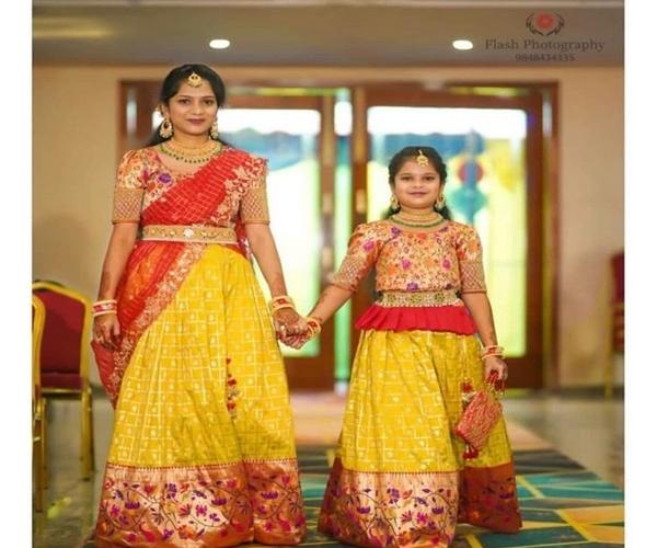 Mother Daughter Twinning: माय- लेकीची स्टाईल बघतच राहतील सगळे, जुन्या साडीचे शिवा नवे युनिक ड्रेस Mother Daughter Twinning: माय- लेकीची स्टाईल बघतच राहतील सगळे, जुन्या साडीचे शिवा नवे युनिक ड्रेस