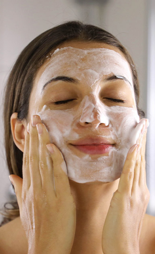 फेशियल, क्लिनअप करूनही चेहरा काळवंडलेलाच? 'या' व्हिटॅमिन्सचे पदार्थ खा, त्वचा होईल तुकतुकीत