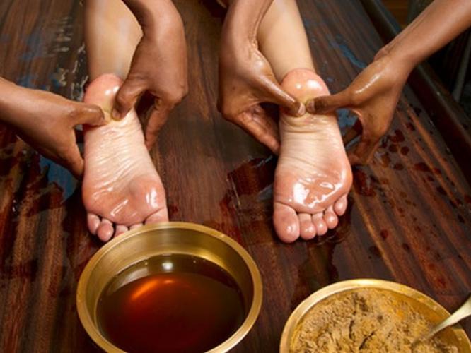 रात्री झोपण्यापूर्वी रोज करा तळपायाला शुद्ध तुपाचा मसाज, मिळतील जबरदस्त फायदे- लागेल शांत झोप