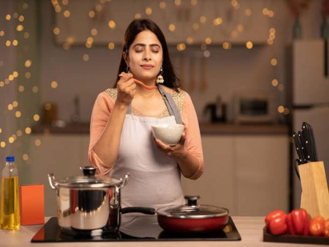 कोणताही पदार्थ तळण्याआधी लक्षात ठेवा ६ टिप्स, तेल कमी शोषतो - पदार्थ तेलकट होत नाही कोणताही पदार्थ तळण्याआधी लक्षात ठेवा ६ टिप्स, तेल कमी शोषतो - पदार्थ तेलकट होत नाही