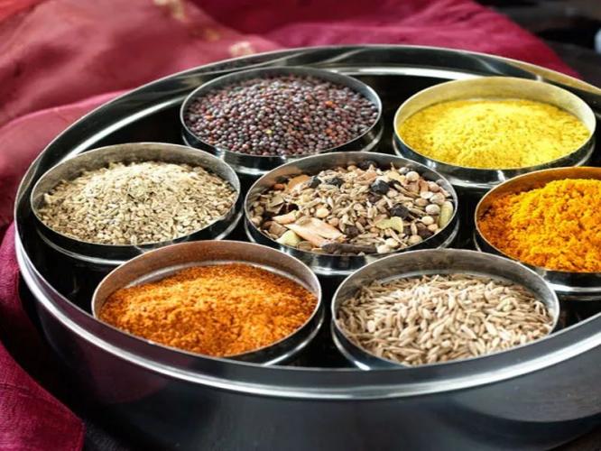 भाजी-आमटीत गरम मसाला कधी आणि कसा घालावा ? परफेक्ट पद्धत-पदार्थ बिघडणार नाही होईल चविष्ट... भाजी-आमटीत गरम मसाला कधी आणि कसा घालावा ? परफेक्ट पद्धत-पदार्थ बिघडणार नाही होईल चविष्ट...